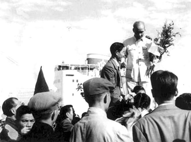 Ngày 10/1/1960, Bác Hồ ra tận bến cảng Sáu Kho (Hải Phòng) để đón chuyến tàu đầu tiên chở 922 kiều bào từ Thái Lan trở về tham gia công cuộc kháng chiến, bảo vệ và xây dựng Tổ quốc. (Ảnh: Tư liệu/TTXVN)