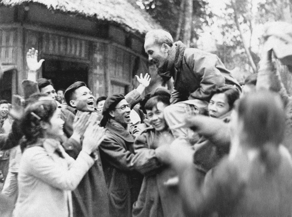  Đại biểu dự Đại hội thống nhất Việt Minh-Liên Việt (3-7/3/1951) phấn khởi chúc mừng Chủ tịch Hồ Chí Minh được suy tôn là Chủ tịch Danh dự của Mặt trận Liên Việt. (Ảnh: Tư liệu/TTXVN)