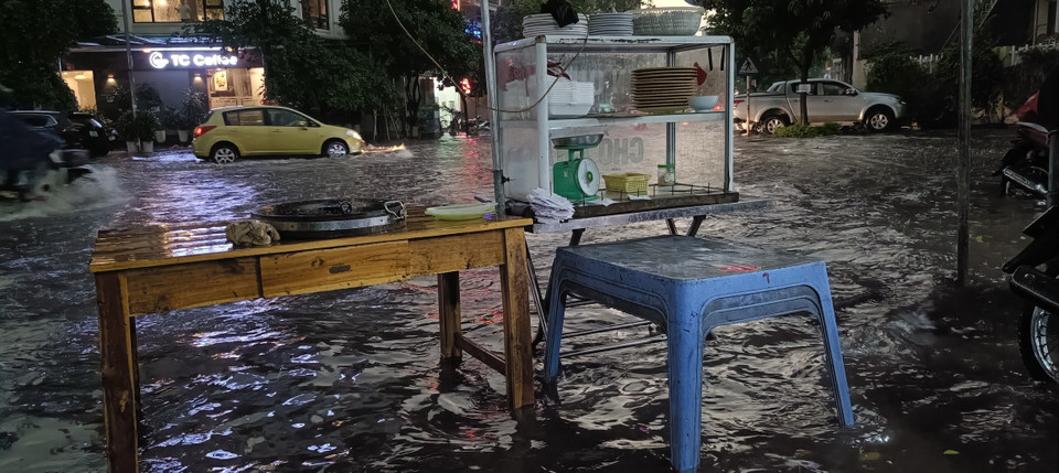 Tuyến đường Chiến Thắng (quận Hà Đông) bị ngập sau cơn mưa lớn. (Ảnh: TTXVN phát)
