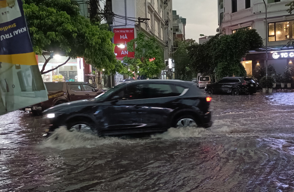 Tuyến đường Chiến Thắng (quận Hà Đông) bị ngập sau cơn mưa lớn. (Ảnh: TTXVN phát)