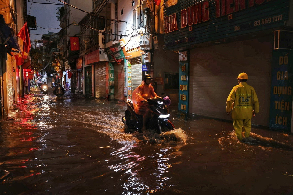Mưa lớn gây ngập trên phố Bùi Xương Trạch. (Ảnh: Tuấn Anh/TTXVN)