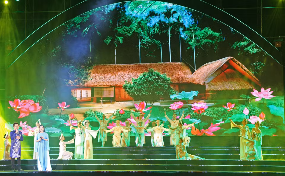 Chương trình nghệ thuật đặc biệt gồm 3 phần: Tháng Năm nhớ Bác; Hội làng bên sông Lam và Từ Làng Sen đến Thành phố Hồ Chí Minh. (Ảnh: Bích Huệ/TTXVN)