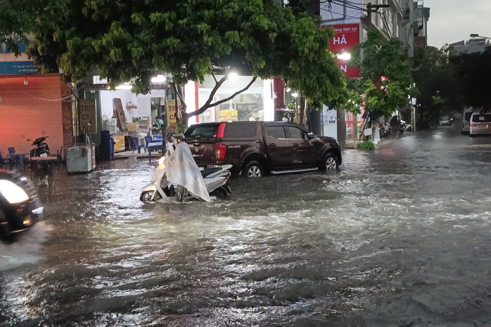 Tuyến đường Chiến Thắng (quận Hà Đông) bị ngập sau cơn mưa lớn. (Ảnh: TTXVN phát)
