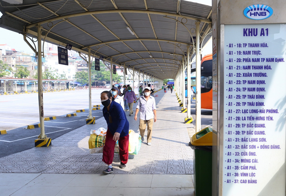 Bến xe Giáp Bát hiện chỉ có khoảng 15% lượt xe/ngày đưa, đón lượng khách bằng 5-7% so với trước dịch. (Ảnh: Hoàng Hiếu/TTXVN)