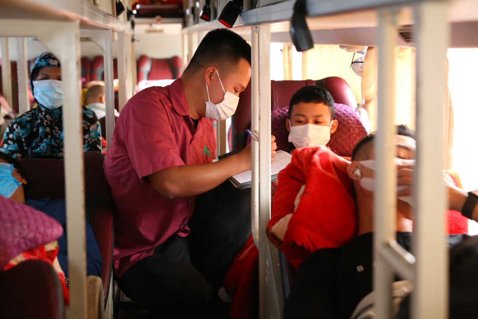 Khách bắt buộc phải khai báo y tế và thực hiện nghiêm thông điệp 5K khi di chuyển từ Bến xe Mỹ Đình đi ngoại tỉnh. (Ảnh: Hoàng Hiếu/TTXVN)