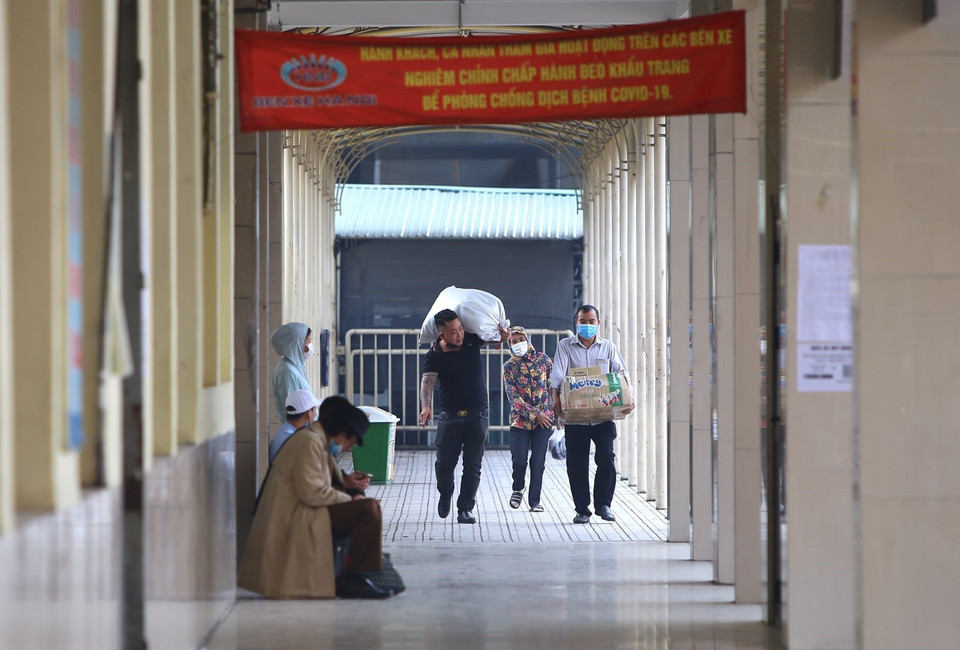 Bến xe Mỹ Đình đón đưa số lượng hành khách chỉ khoảng 10-15% so với trước. (Ảnh: Hoàng Hiếu/TTXVN)