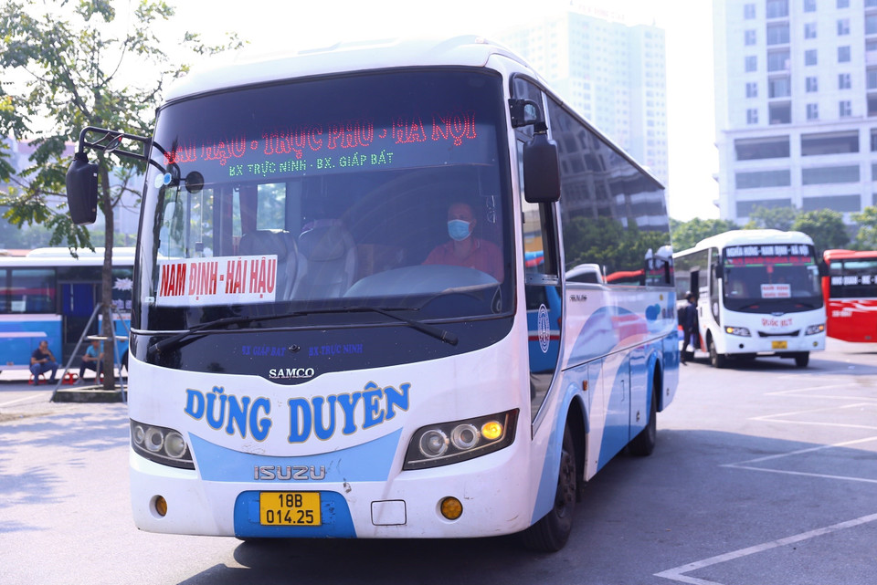 Bến xe Mỹ Đình hiện chỉ có khoảng 100 lượt xe/ngày hoạt động, bằng 10% so với trước. (Ảnh: Hoàng Hiếu/TTXVN)