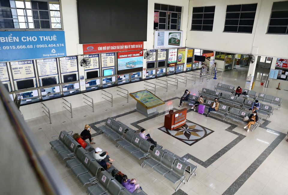 Bến xe Mỹ Đình vẫn vắng khách dù hoạt động vận tải đến 10 tỉnh, thành phố đã hoạt động bình thường. (Ảnh: Hoàng Hiếu/TTXVN)