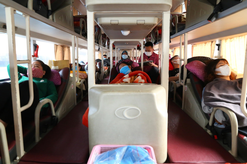 Hành di chuyển từ Bến xe Mỹ Đình đi 10 tỉnh, thành phố trong trạng thái bình thường mới. (Ảnh: Hoàng Hiếu/TTXVN)