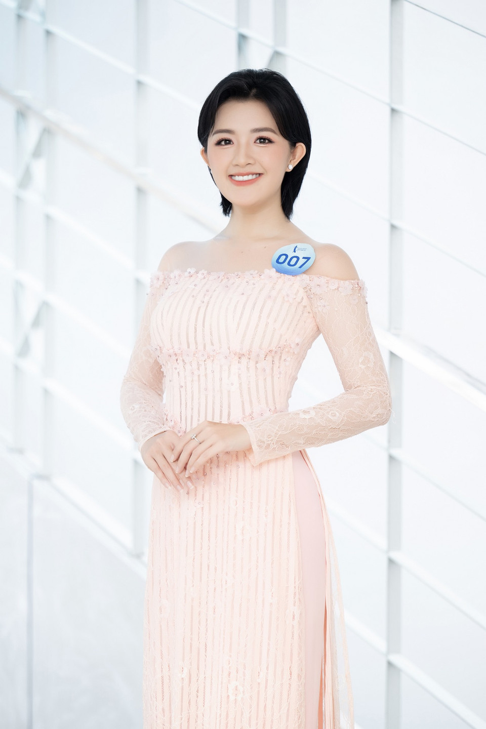 Quản Trần Gia Hân là cái tên nổi bật khi người đẹp đạt danh hiệu Á quân Gương mặt Truyền hình - The TV Face 2022, Top 5 Nét đẹp Sinh viên Thành phố Hồ Chí Minh 2017, Á hậu 2 Miss Peace Vietnam 2022. Ngoài ra, cô đã tốt nghiệp Thủ khoa Diễn viên Kịch-Điện ảnh-Truyền hình tại Đại học Sân khấu - Điện ảnh Thành phố Hồ Chí Minh và là giảng viên dạy kỹ năng cho trẻ. (Ảnh: CTV/Vietnam+)