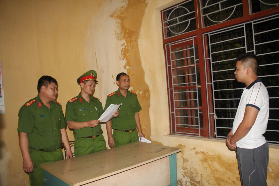 Lực lượng chức năng đọc lệnh bắt giữ đối với đối tượng Nguyễn Chương Đại. (Ảnh: Vũ Hà/TTXVN)