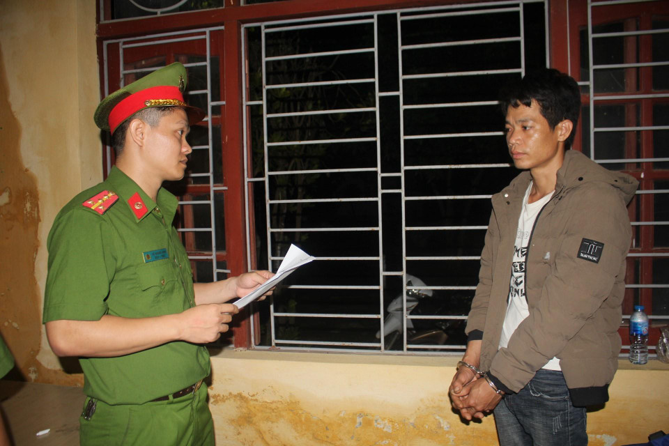 Công an đọc lệnh bắt khẩn cấp đối tượng Hoàng Văn Thám.(Ảnh: Vũ Hà/TTXVN)