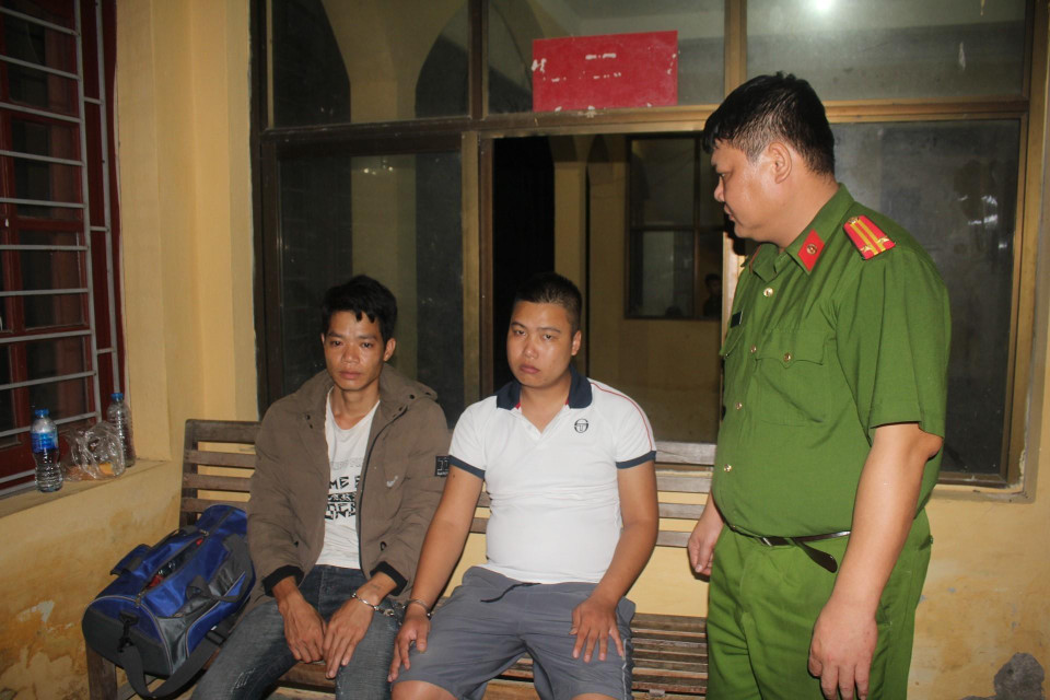 Hai đối tượng Nguyễn Chương Đại và Hoàng Văn Thám tại cơ quan điều tra. (Ảnh: Vũ Hà/TTXVN)