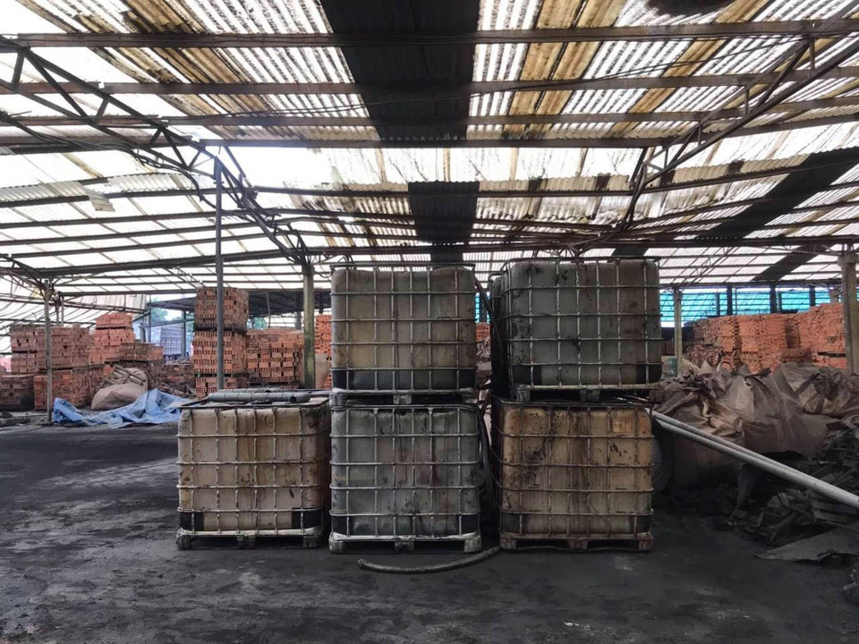  Những thùng dầu trên xe tải được xác định là phương tiện liên quan việc xả chất thải. (Ảnh: Vũ Hà/TTXVN)