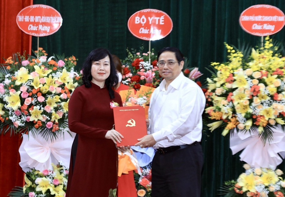 Thủ tướng Phạm Minh Chính trao quyết định Quyền Bộ trưởng Bộ Y tế cho bà Đào Hồng Lan. (Ảnh: Lâm Khánh/TTXVN)