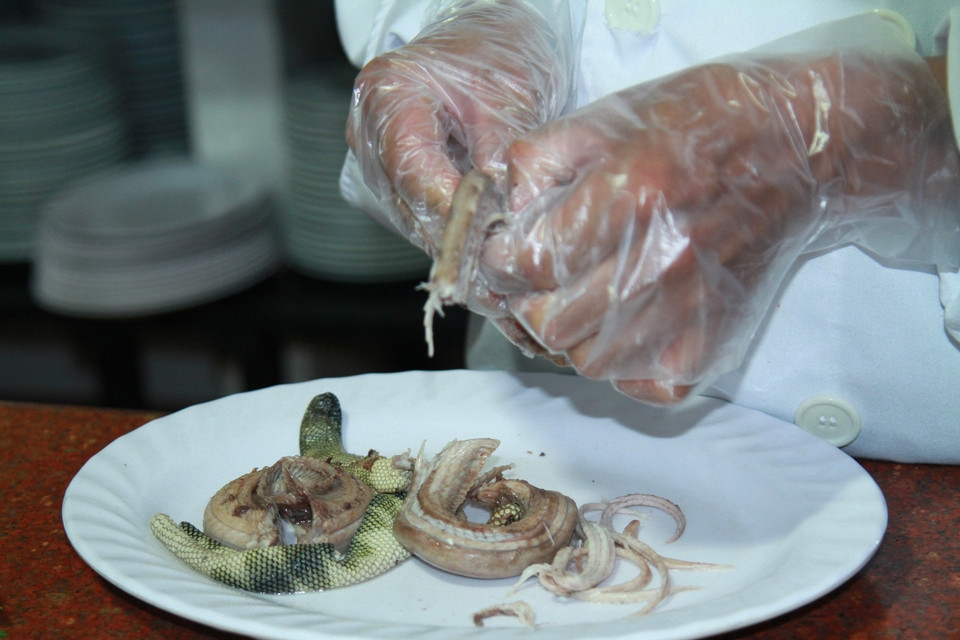 Đẻn luộc chín, lóc lấy thịt và da và để làm món xé bóp... (Ảnh: Xuân Mai/Vietnam+)