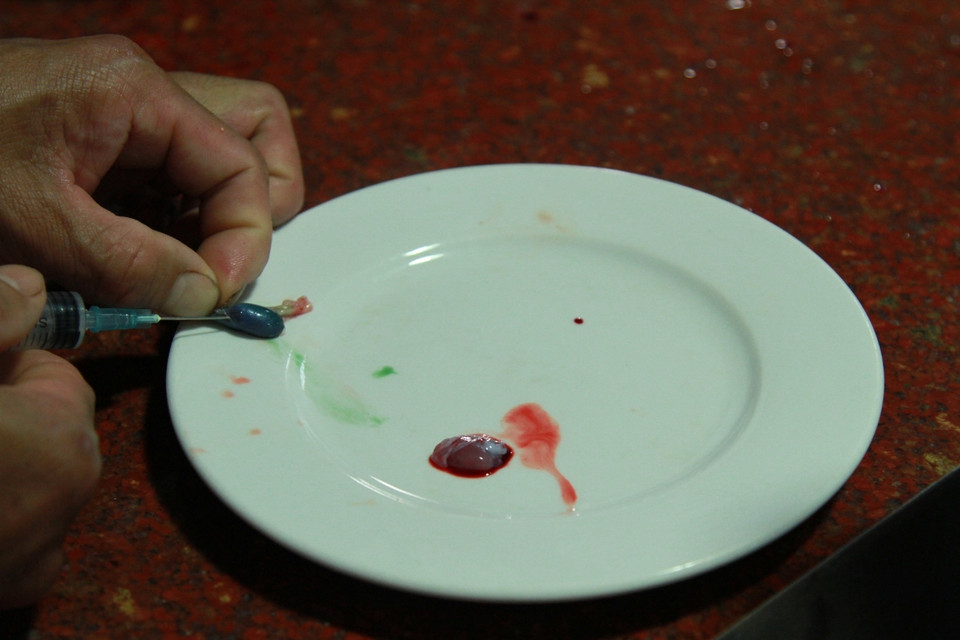 Lấy mật pha với rượu. Tim rắn vẫn còn đập rất lâu sau khi cho lên đĩa như thế này. (Ảnh: Xuân Mai/Vietnam+)