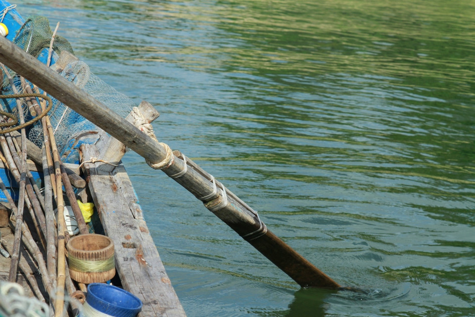 Theo chân ngư dân ra biển săn đẻn, chúng tôi có cơ hội tìm hiểu cách chế biến món đặc sản của người dân vùng Quảng Bình. (Ảnh: Xuân Mai/Vietnam+)