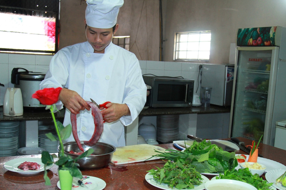 Anh Nguyễn Thanh Hải, bếp trưởng nhà hàng Đại Dương ở Đồng Hới, người có 12 năm kinh nghiệm đứng bếp cho biết, đẻn là món ăn bổ dưỡng, các bộ phận đều được tận dụng hết để chế biến món ăn. (Ảnh: Xuân Mai/Vietnam+)