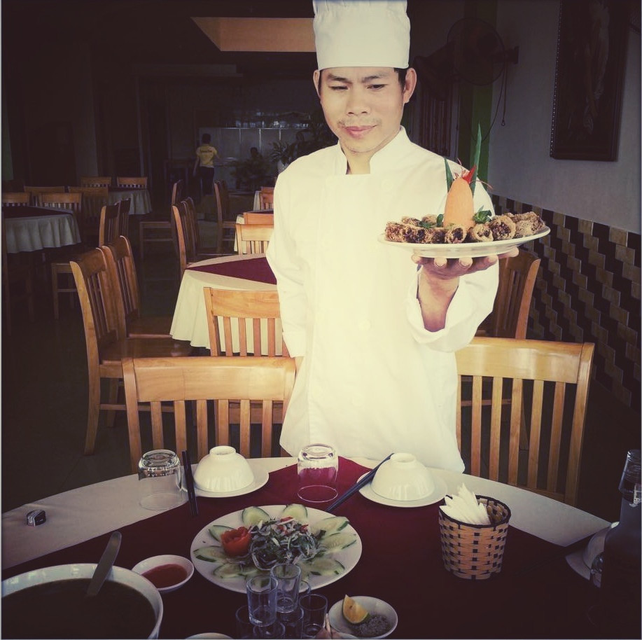 Món ram và bóp xé từ đẻn biển của bếp trưởng Nguyễn Thanh Hải có mùi vị thơm ngon đậm đà và rất bổ dưỡng. Ngoài ra, còn có cháo đẻn, đẻn hầm sả ớt, đẻn bằm xúc bánh đa, đẻn nướng cuốn lá lốt và đẻn hầm thuốc bắc… (Ảnh: Xuân Mai/Vietnam+)