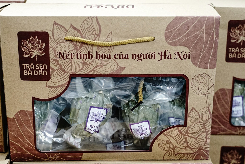Hiện nay, những gói trà sen Tây Hồ mang thương hiệu 'Trà sen bà Dần' đã trở nên nổi tiếng trong giới thưởng trà. (Ảnh: Khánh Hòa/TTXVN)