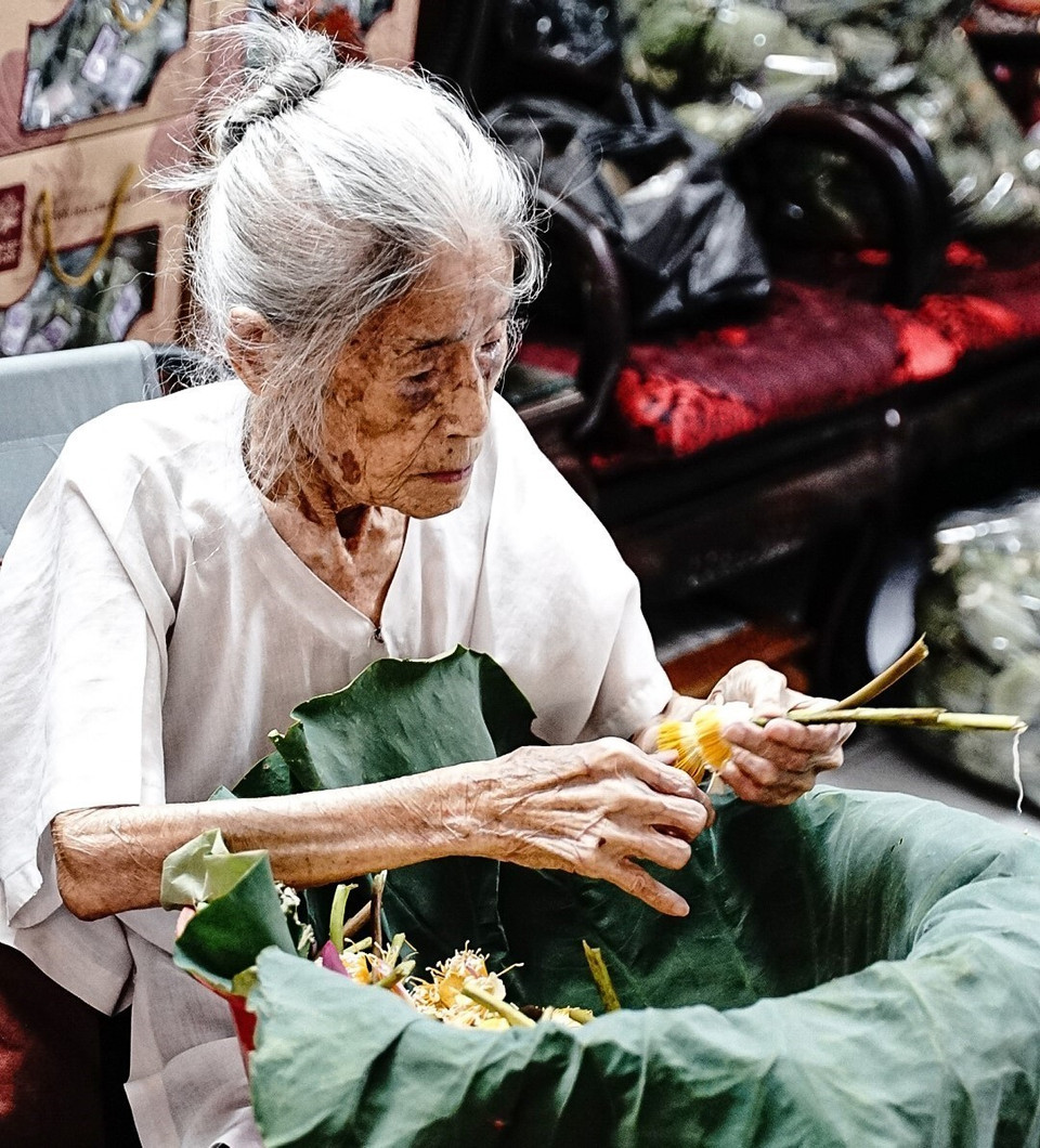 Được mệnh danh là 'thiên cổ đệ nhất trà,' trà sen Tây Hồ - một đặc sản trong ẩm thực Hà Nội được ướp bởi hoa sen Bách Diệp hồ Tây, từ lâu trở nên đặc biệt và được xếp vào hàng quý hiếm bởi đây là một loại trà được làm hết sức cầu kỳ, tinh tế từ khâu chọn nguyên liệu cho tới sản xuất. (Ảnh: Khánh Hòa/TTXVN)