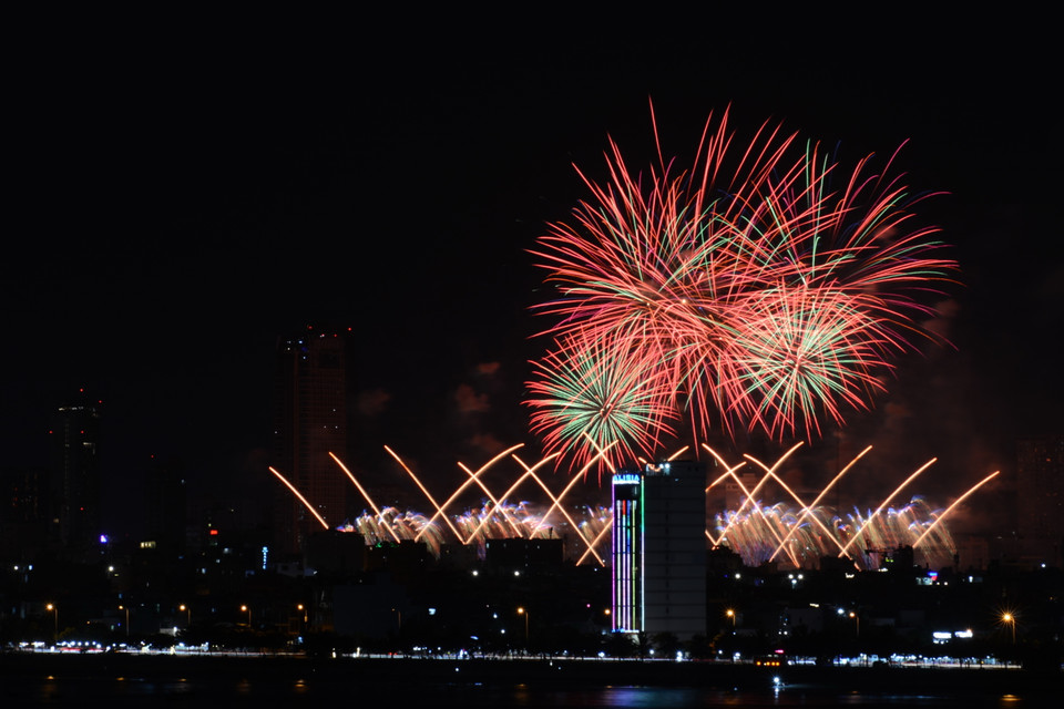 Đội Joho Pyro Professional Fireworks AB đến từ Phần Lan đã 'đốt cháy' đêm Đà Nẵng bằng một màn trình diễn pháo hoa xuất chúng từ 10.000 bông pháo hoa đủ loại sắc màu, với các hiệu ứng biến ảo liên tục.. (Ảnh: Văn Dũng/TTXVN)