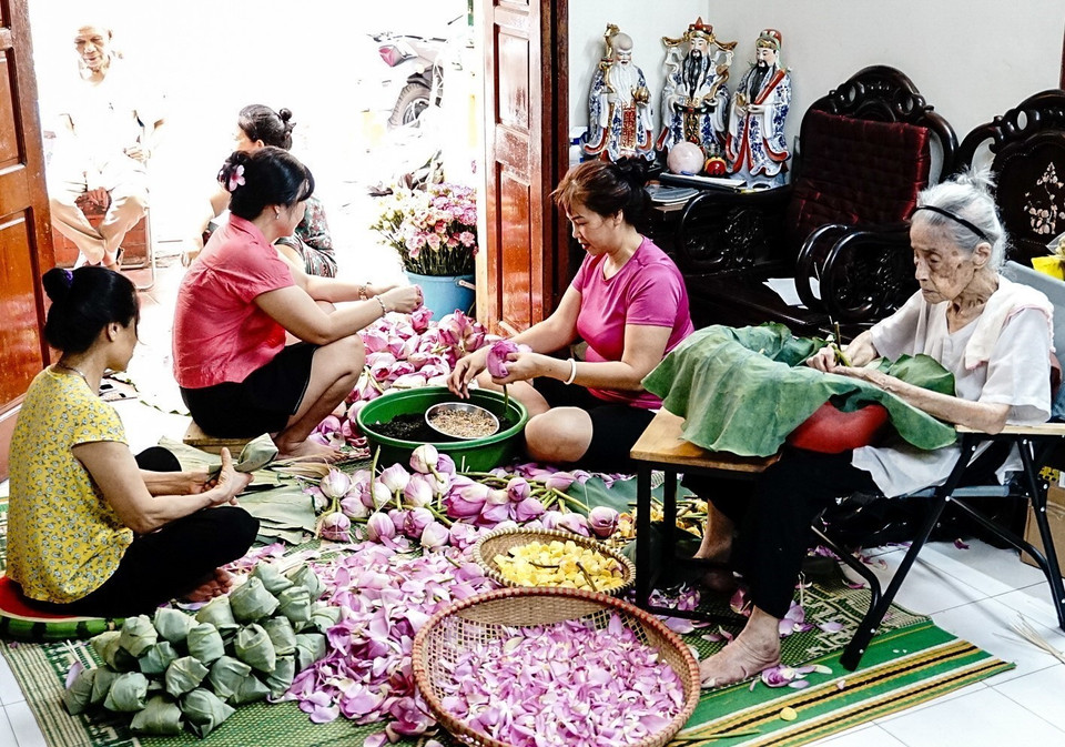 Nghề ướp trà sen truyền thống được gia đình cụ Dần thực hiện thủ công và truyền từ đời này sang đời khác. (Ảnh: Khánh Hòa/TTXVN)