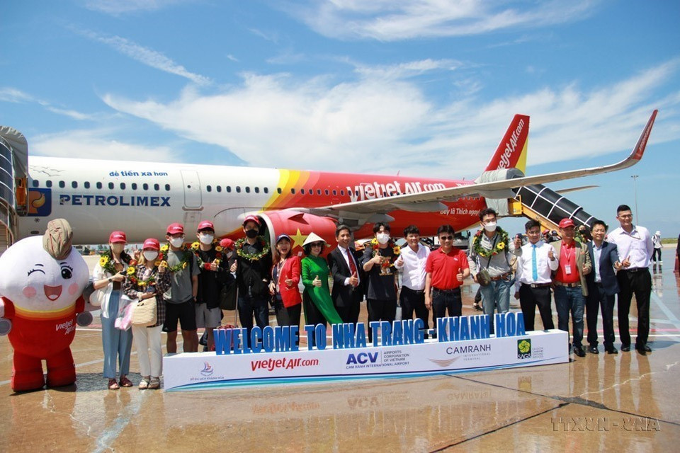 Những khách du lịch đầu tiên trên chuyến bay VJ837 cất cánh từ Hàn Quốc đến Cam Ranh, Khánh Hòa. Đây là chuyến bay thẳng đầu tiên từ Hàn Quốc đến Khánh Hòa sau 2 năm bị tạm ngừng do ảnh hưởng bởi dịch COVID-19 (20/5/2022). (Ảnh: Phan Sáu/TTXVN)
