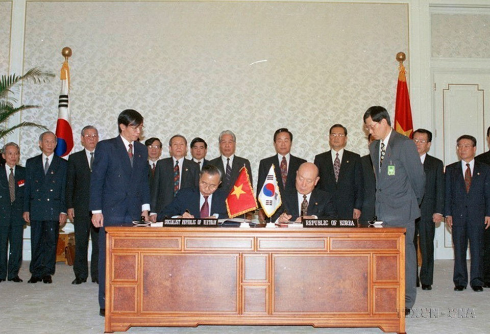 Bộ trưởng Ngoại giao Nguyễn Mạnh Cầm và Bộ trưởng Ngoại giao Hàn Quốc Gong Ro-myeong ký hiệp định về việc Hàn Quốc cho Việt Nam vay vốn ODA (Seoul, 12/4/1995). (Ảnh: Xuân Lâm/TTXVN)
