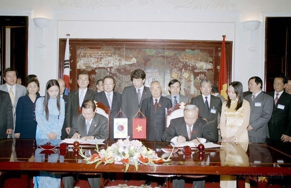 Chủ tịch Quốc hội Nguyễn Văn An và Chủ tịch Quốc hội Hàn Quốc Kim Won-ki ký thỏa thuận hợp tác giữa Quốc hội hai nước, ngày 15/1/2006, tại Hà Nội. (Ảnh: Trí Dũng/TTXVN)