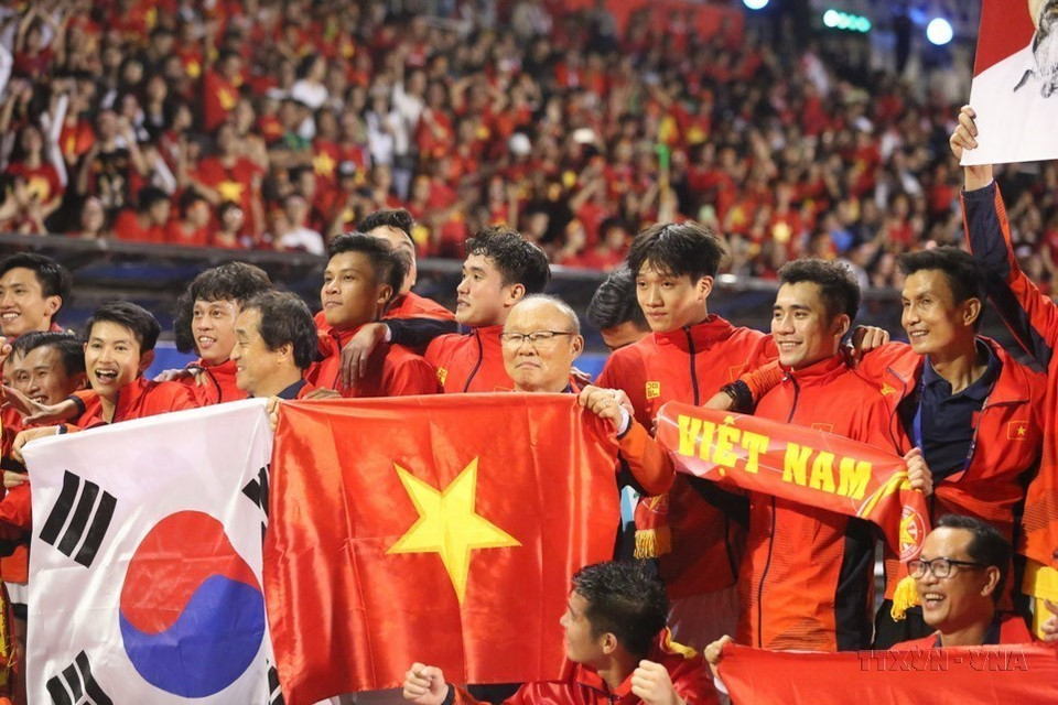 Huấn luyện viên Hàn Quốc Park Hang Seo cùng Đội U22 Việt Nam ăn mừng huy chương Vàng SEA Games lịch sử tại SEA Games 30 (Philippines, 10/12/2019). (Ảnh: Hoàng Linh/TTXVN)