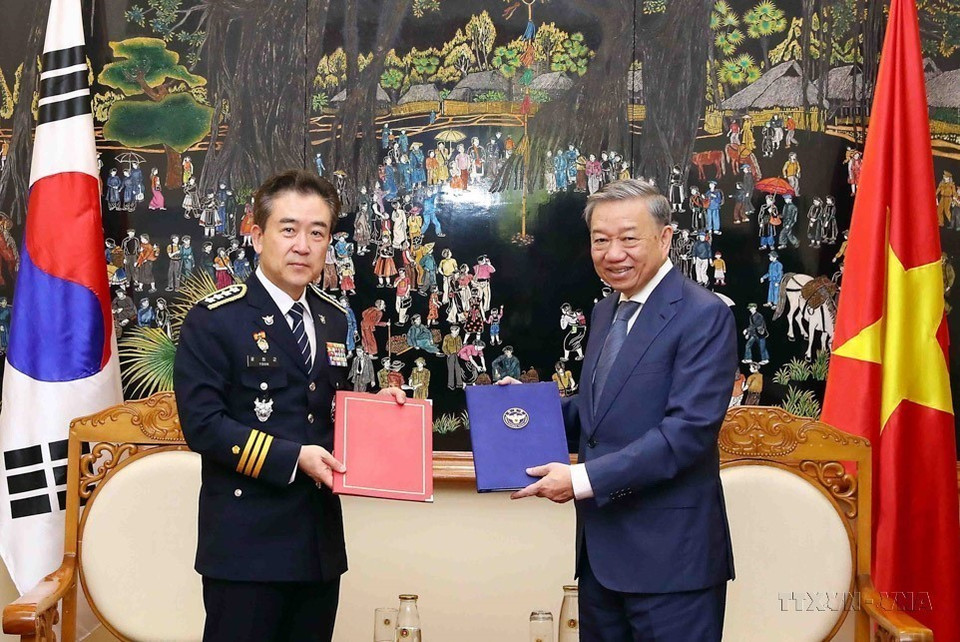 Đại tướng Tô lâm, Bộ trưởng Công an và Tư lệnh Cơ quan Cảnh sát quốc gia Hàn Quốc Yoon Heegeun trao đổi Biên bản cuộc họp về tăng cường hợp tác giữa Bộ Công an Việt Nam và Cơ quan Cảnh sát Quốc gia Hàn Quốc (5/6/2023). (Ảnh: Phạm Kiên/TTXVN)