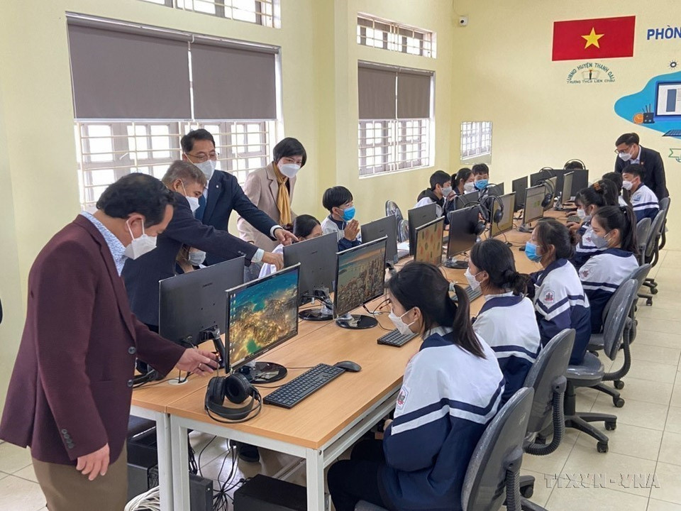 Liên hiệp các tổ chức hữu nghị thành phố Hà Nội phối hợp với Tổ chức Global Civic Sharing (GCS) Hàn Quốc tại Việt Nam trao tặng 1 phòng học máy tính hiện đại cho Trường Trung học Cơ sở Liên Châu (Thanh Oai, Hà Nội). (Ảnh: TTXVN phát)