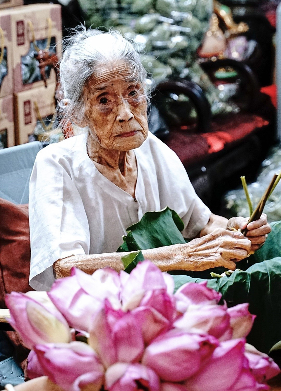 Cụ Nguyễn Thị Dần, nghệ nhân trăm tuổi ướp trà sen ở Quảng Bá, Tây Hồ, Hà Nội. (Ảnh: Khánh Hòa/TTXVN)