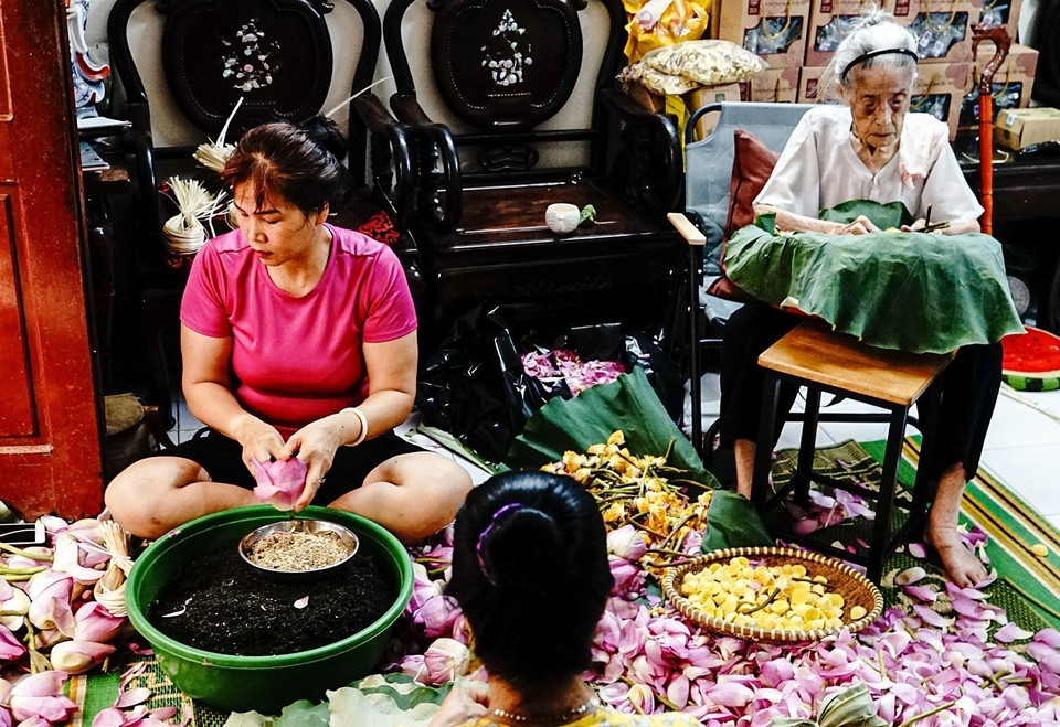 Nghề ướp trà sen truyền thống được gia đình cụ Dần thực hiện thủ công và truyền từ đời này sang đời khác. (Ảnh: Khánh Hòa/TTXVN)