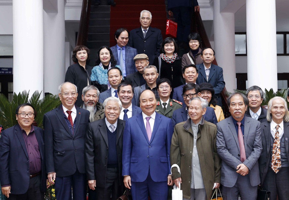 Chủ tịch nước Nguyễn Xuân Phúc cùng các nhà văn, nhà thơ tại Lễ phát động. (Ảnh: Thống Nhất/TTXVN)