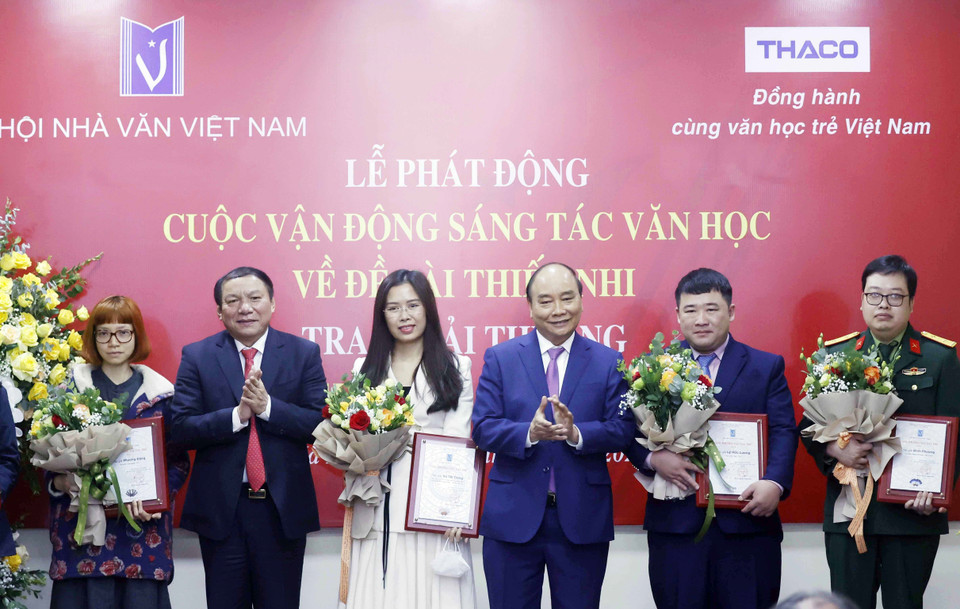 Chủ tịch nước Nguyễn Xuân Phúc trao giải thưởng cho các tác giả trẻ. (Ảnh: Thống Nhất/TTXVN)