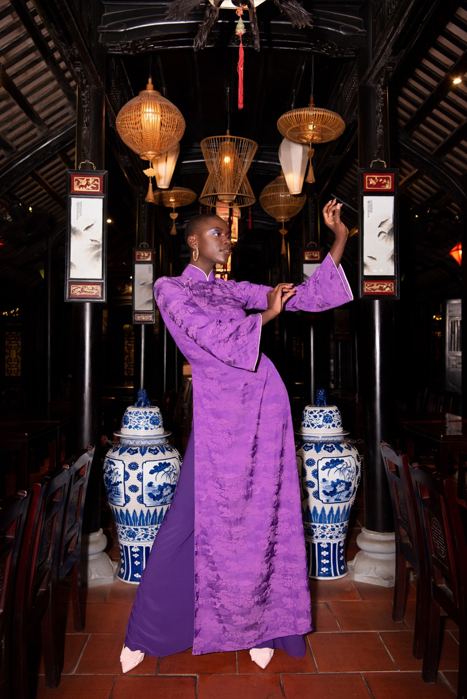 Thí sinh Miss Grand International nổi bật với sắc tím của tà áo dài. (Ảnh: CTV/Vietnam+)