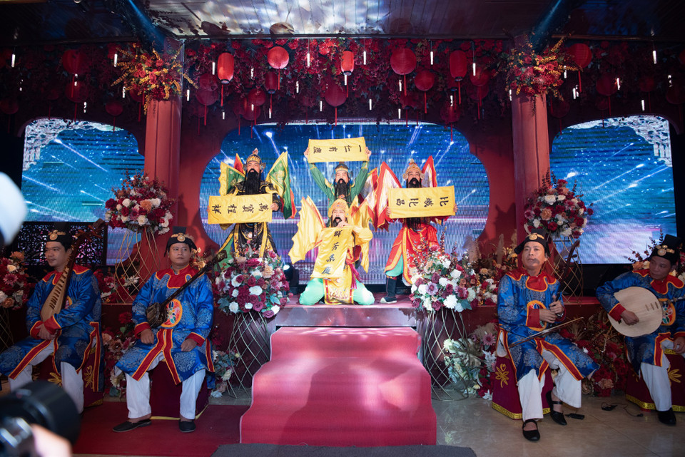 Không chỉ thưởng thức ẩm thực Cố đô, các hoa hậu quốc tế còn vô cùng ấn tượng với di sản văn hóa phi vật thể Việt Nam - nhã nhạc cung đình Huế. (Ảnh: CTV/Vietnam+)