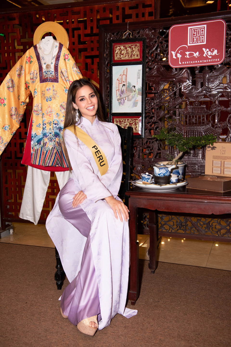 Trước đó, tại Thủ đô Hà Nội và thành phố Hạ Long, các người đẹp đã được mặc áo yếm, áo tứ thân. (Ảnh: CTV/Vietnam+)