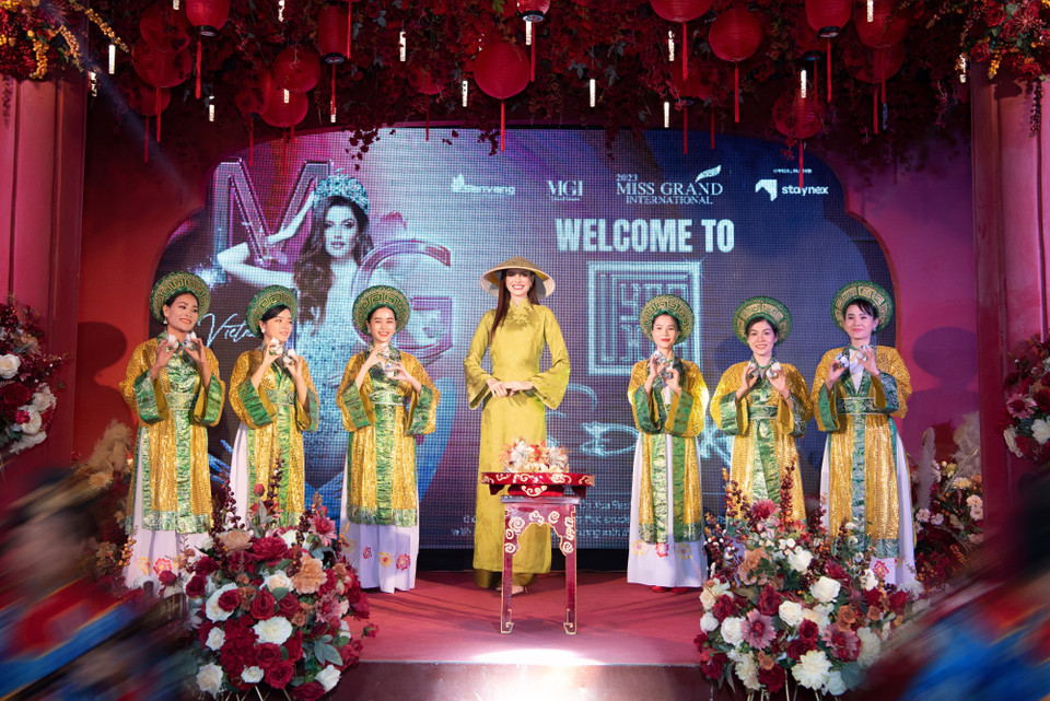 Tiếp nối hành trình khám phá văn hóa Việt Nam, 70 thí sinh của Miss Grand International đã có mặt ở Huế và có rất nhiều trải nghiệm đáng nhớ. (Ảnh: CTV/Vietnam+)