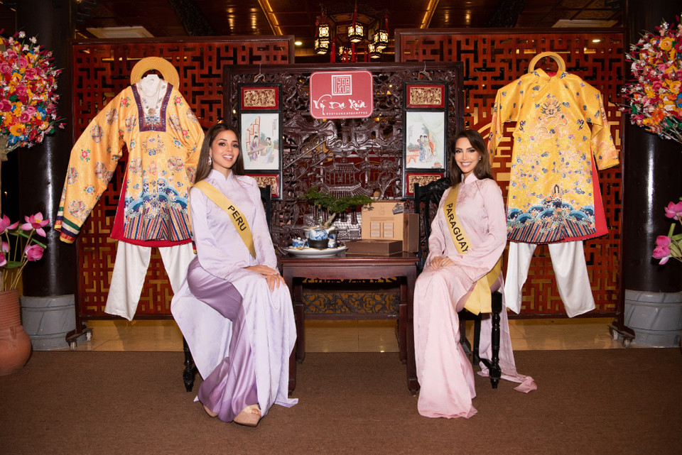 Các thí sinh được mặc áo dài trong các loạt hoạt động tham quan danh lam thắng cảnh Việt Nam. (Ảnh: CTV/Vietnam+)