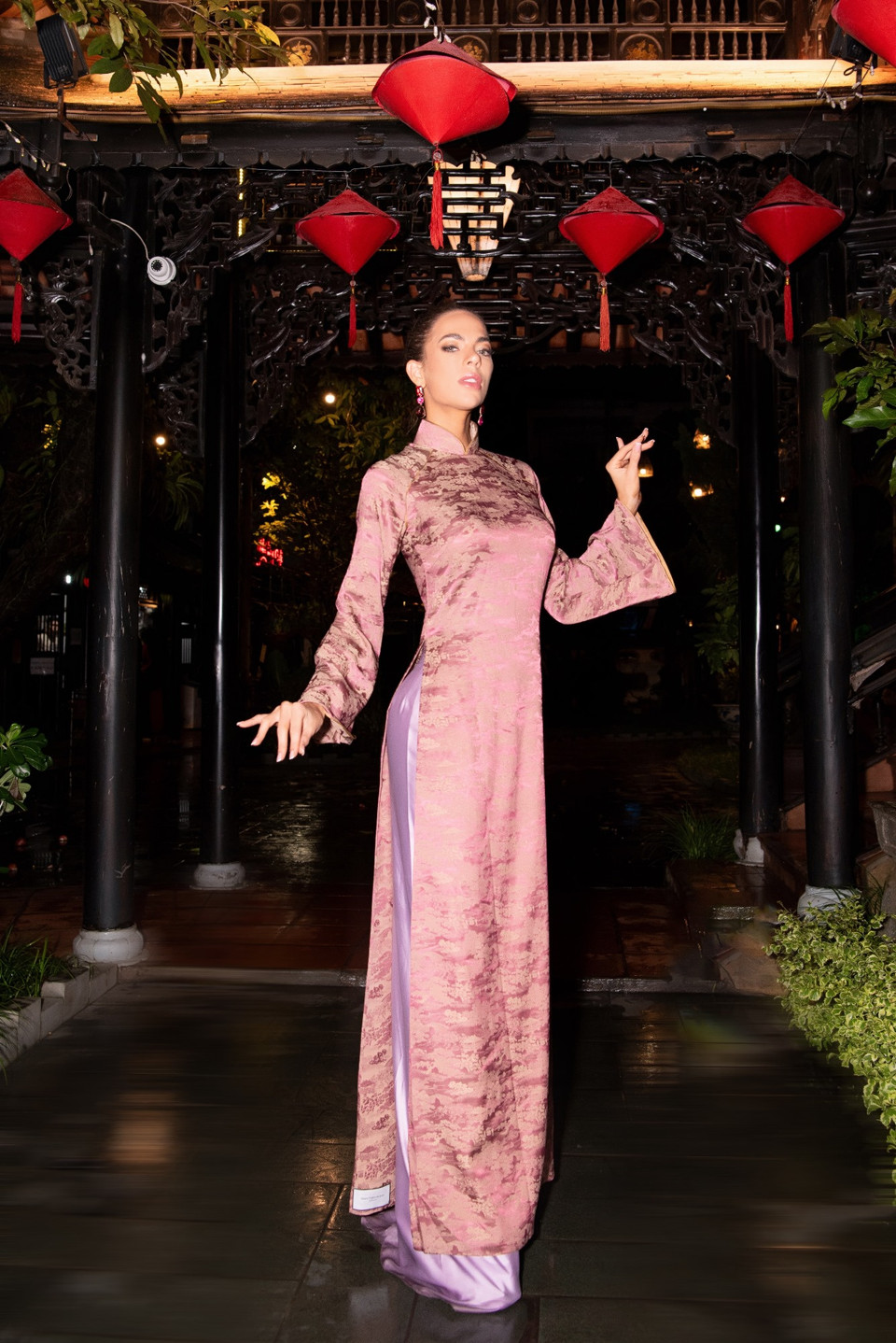 Thí sinh Miss Grand International duyên dáng trong tà áo dài gấm. (Ảnh: CTV/Vietnam+)