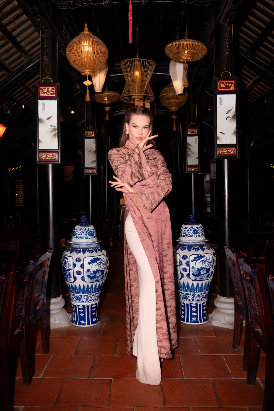 Các người đẹp đều ấn tượng trước vẻ đẹp duyên dáng của tà áo dài truyền thống Việt Nam. (Ảnh: CTV/Vietnam+)