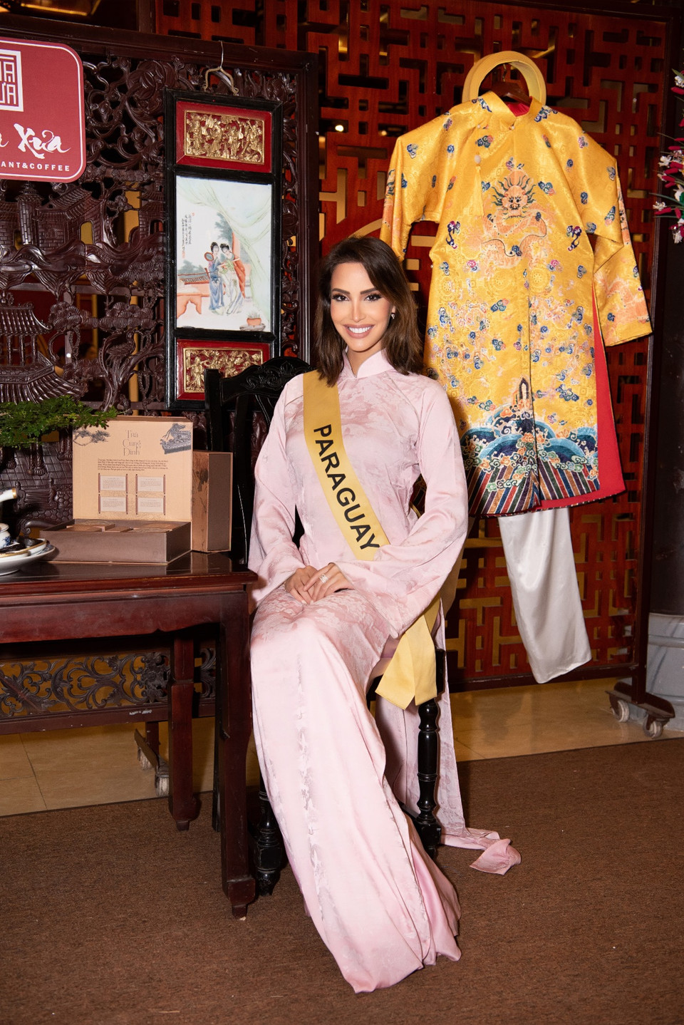 Đến với xứ Huế mộng mơ, chiếc áo dài gấm được 70 quốc gia diện lên đầy trang trọng. (Ảnh: CTV/Vietnam+)