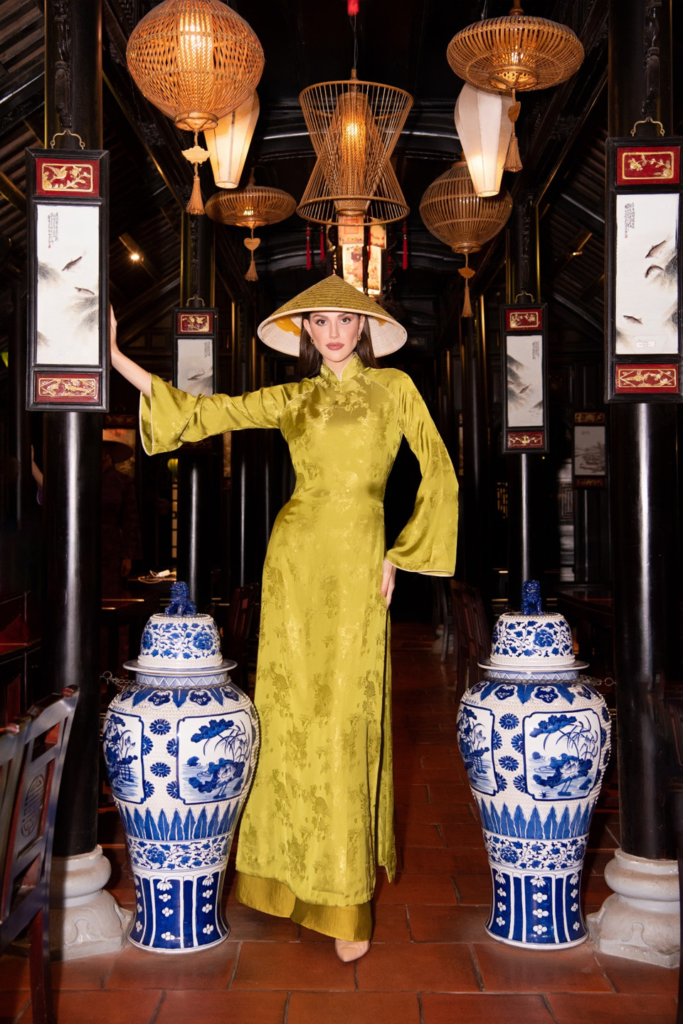 ...từ mặc áo tứ thân, áo dài trong các loạt hoạt động tham quan danh lam thắng cảnh cho đến thưởng thức món Việt Nam. (Ảnh: CTV/Vietnam+)