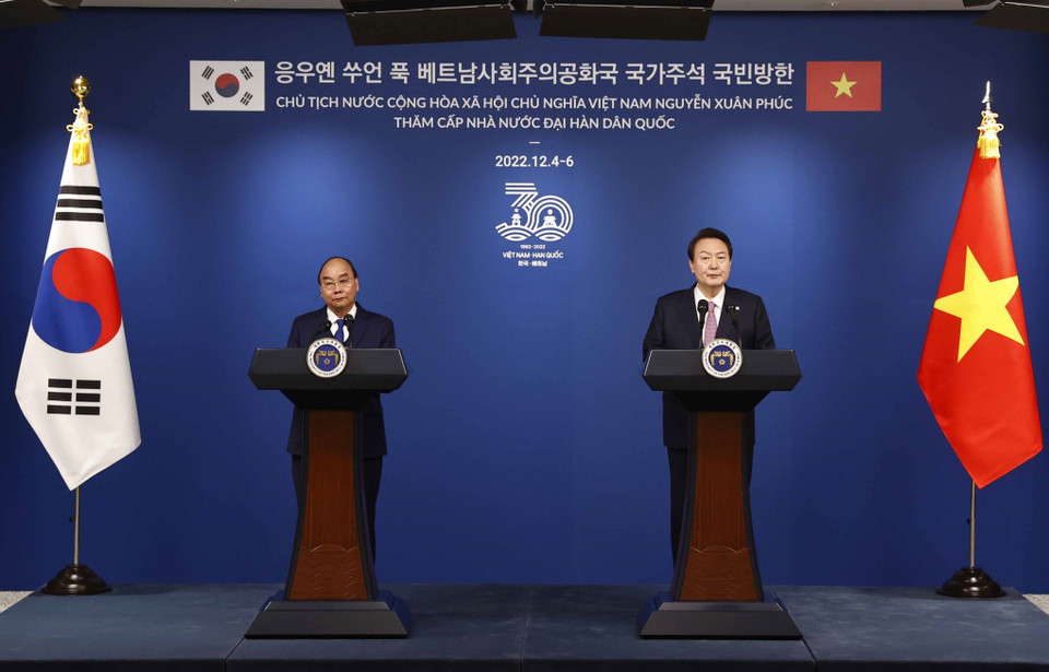 Chủ tịch nước Nguyễn Xuân Phúc và Tổng thống Hàn Quốc Yoon Suk-yeol chủ trì họp báo. (Ảnh: Thống Nhất/TTXVN)