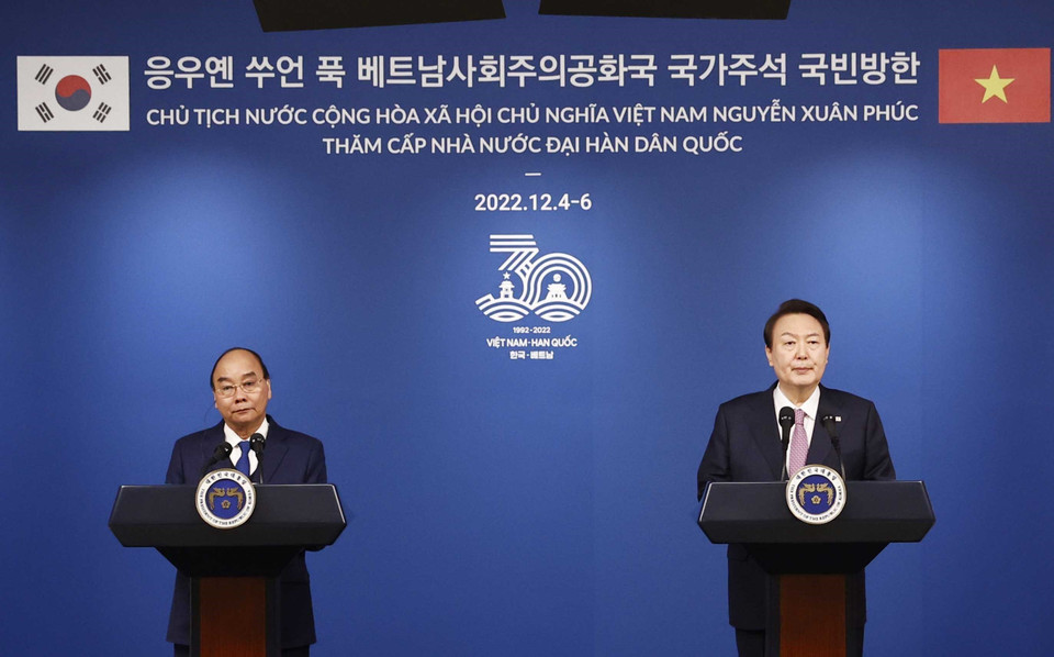  Chủ tịch nước Nguyễn Xuân Phúc và Tổng thống Hàn Quốc Yoon Suk-yeol chủ trì buổi họp báo để thông báo kết quả hội đàm với các cơ quan thông tấn, báo chí. (Ảnh: Thống Nhất/TTXVN)