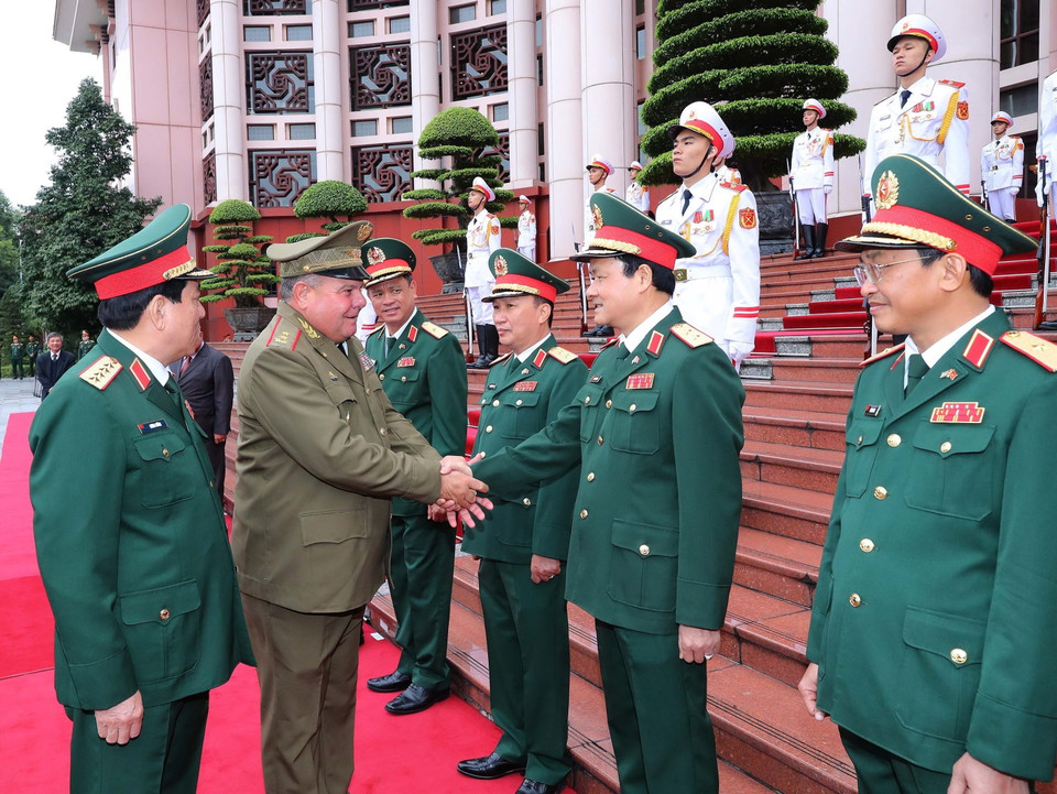 Trung tướng Vicstor Rojo Ramos với các thành viên Đoàn đại biểu quân sự Việt Nam. (Ảnh: Trọng Đức/TTXVN)